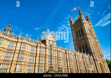 Äußere der Palast von Westminster an einem schönen Tag, London. Stockfoto