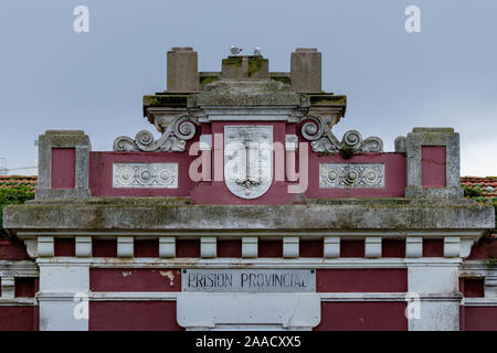 Coruna/Spanien - 20. November 2019: Provinzial Gefängnis in Coruna Spanien verblichenen Fassade in Moos bedeckt Stockfoto