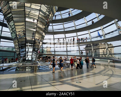 Berlin, Deutschland - 5 August 2019: Innenansicht der Reichstag und Besucher Stockfoto