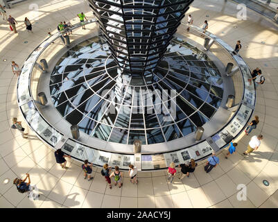 Berlin, Deutschland - 5 August 2019: Innenansicht der Reichstag und Besucher Stockfoto