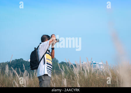 Asiatische chinesische Reifen männlichen unter outdoor Fotos mit digitalen DSLR-Kamera. Genießen Sie im Ruhestand leben. Stockfoto