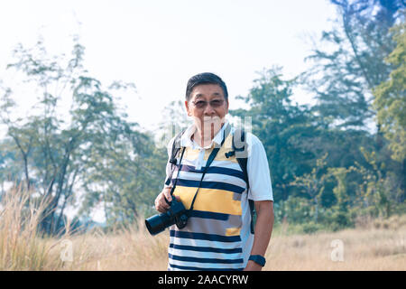 Asiatische chinesische Reifen männlichen unter outdoor Fotos mit digitalen DSLR-Kamera. Genießen Sie im Ruhestand leben. Stockfoto
