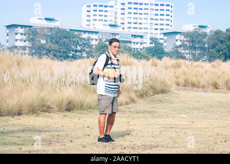 Asiatische chinesische Reifen männlichen unter outdoor Fotos mit digitalen DSLR-Kamera. Genießen Sie im Ruhestand leben. Stockfoto