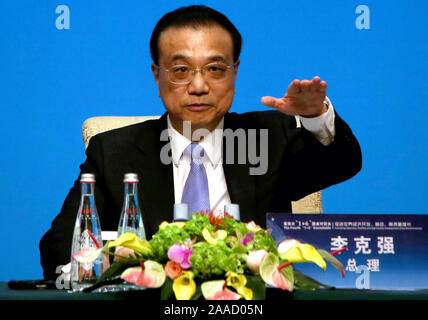 Peking, China. 21. Nov 2019. Chinesische Ministerpräsident Li Keqiang Adressen die Medien während des Vierten" 1 6 "Runden Tisch Dialog in Peking am Donnerstag, 21. November 2019. China braucht eine bessere Nutzung der verschiedenen wirtschaftspolitischen Instrumente zur Ankurbelung der Wirtschaft zu machen, Li sagte Donnerstag. Foto von Stephen Rasierer/UPI Quelle: UPI/Alamy leben Nachrichten Stockfoto