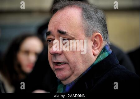 Ehemalige erster Minister Alex Salmond spricht die Presse ausserhalb von Edinburgh vor Gericht. Stockfoto