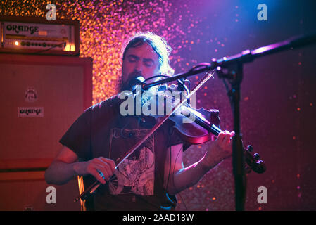 Irish Folk Band Lankum im Konzert an Brudenell Social Club, Leeds, 14. November 2019. Cormac MacDiamada (oder Dermody) abgebildet mit Geige. Stockfoto