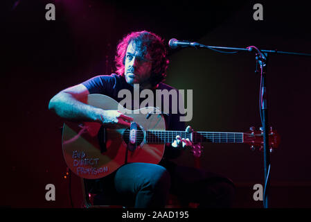 Irish Folk Band Lankum im Konzert an Brudenell Social Club, Leeds, 14. November 2019. Daragh Lynch mit Gitarre abgebildet. Stockfoto