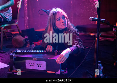 Irish Folk Band Lankum im Konzert an Brudenell Social Club, Leeds, 14. November 2019. Radie Torf dargestellt mit Harmonium. Stockfoto