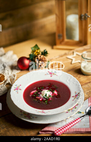 Traditionelle Weihnachten rot Borschtsch auf hölzernen Tisch Stockfoto