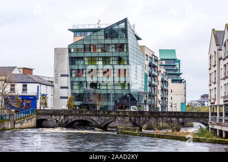 Fluss Garavogue und Hyde Bridge, Glasshouse Hotel, Sligo, County Sligo, Irland Stockfoto