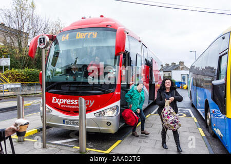 Die Passagiere aussteigen Expressway, Bus Eireann Trainer am Busbahnhof in Sligo, County Sligo, Irland Stockfoto