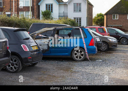Abgebrochene ausgebrannt Auto, Parkplatz, Roggen, Großbritannien Stockfoto