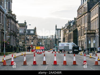 Leith, Edinburgh, Schottland, Vereinigtes Königreich. Nov, 2019 21. Straßenbahnen in Newhaven Arbeit beginnt: Verfassung Straße ist auf den Verkehr für die nächsten 2-3 Jahre geschlossen die Verlängerung der Straßenbahnlinie von Edinburgh zu Newhaven zu errichten, mit 8 mehr Haltestellen über 2,91 km. Schranken gesetzt werden entlang der Straße. Die Arbeit wird von Sfn (Sacyr Farrans Neopul) und MUS (Morrison Utility Services durchgeführt werden) Stockfoto