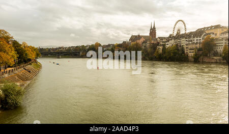 Grossbasel Altstadt mit Basler Münster Kathedrale auf dem Rhein in Basel an einem regnerischen Tag, Schweiz Stockfoto