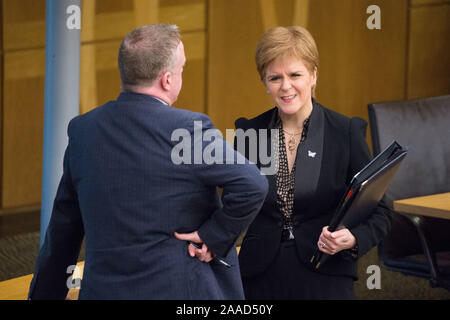 Edinburgh, Großbritannien. Nov, 2019 21. Im Bild: Nicola Sturgeon MSP - Erster Minister von Schottland und Leiter der Scottish National Party (SNP). Szenen aus der wöchentlichen Sitzung des Ersten Minister Fragen im Schottischen Parlament. Credit: Colin Fisher/Alamy leben Nachrichten Stockfoto