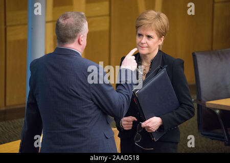 Edinburgh, Großbritannien. Nov, 2019 21. Im Bild: Nicola Sturgeon MSP - Erster Minister von Schottland und Leiter der Scottish National Party (SNP). Szenen aus der wöchentlichen Sitzung des Ersten Minister Fragen im Schottischen Parlament. Credit: Colin Fisher/Alamy leben Nachrichten Stockfoto