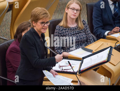 Edinburgh, Großbritannien. Nov, 2019 21. Bild: (links) Nicola Sturgeon MSP - Erster Minister von Schottland und Leiter der Scottish National Party (SNP); (rechts, Shirley-Anne Somerville MSP. Szenen aus der wöchentlichen Sitzung des Ersten Minister Fragen im Schottischen Parlament. Credit: Colin Fisher/Alamy leben Nachrichten Stockfoto