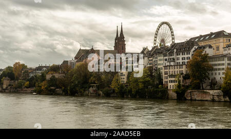 Grossbasel Altstadt mit Basler Münster Kathedrale auf dem Rhein in Basel an einem regnerischen Tag, Schweiz Stockfoto