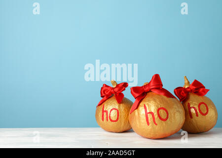 Inschrift Ho Ho Ho vor blauem Hintergrund, Platz für Text Stockfoto