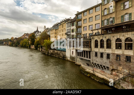 Grossbasel Altstadt mit Basler Münster Kathedrale auf dem Rhein in Basel an einem regnerischen Tag, Schweiz Stockfoto