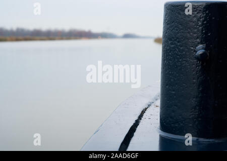 Liegeplatz Knecht. Liegeplatz Poller. Seile, Teil eines Schiffes für Verankerung Stockfoto