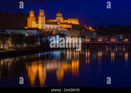 Passau, Blick über den Inn in die Altstadt mit dem beleuchteten Dom, im Hintergr. Veste Oberhaus, Bayern, Deutschland Stockfoto