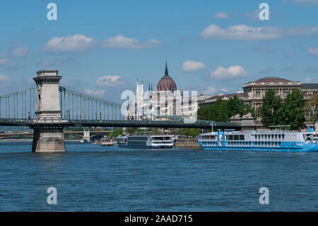 Budapest, Blick auf sterben Kettenbruecke und das parlamentsgebaeude, Ungarn Stockfoto