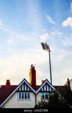 Stadion Arbeitsscheinwerfer mit Haus Fassade im Vordergrund in England Großbritannien Stockfoto