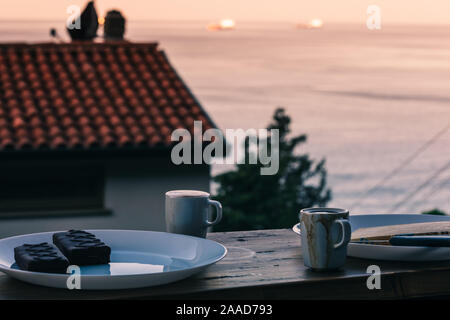 Kaffeetasse mit Espresso am Morgen für das Frühstück auf dem Balkon mit Blick über die Küste des Mittelmeers in Triest, Italien. Stockfoto