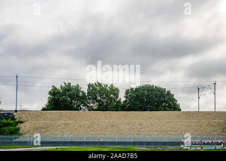 Britische Eisenbahn auf Kies Hügel über bewölkt Hintergrund in England Großbritannien Stockfoto