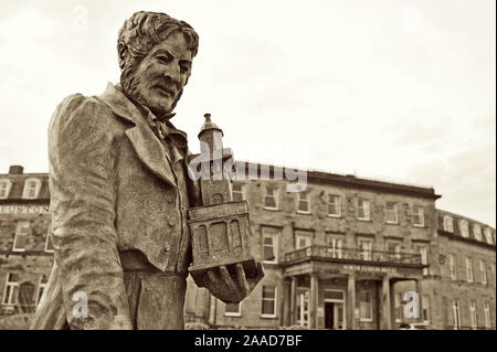 Statue des Gründers von Fleetwood Sir Peter Hesketh in Euston Park an der Vorderseite des North Euston Hotel Stockfoto