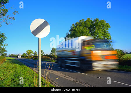 LKW vorbei entschnürte Straße Geschwindigkeit Grenze Warnschild vereinigtes Königreich Stockfoto