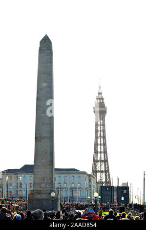 Der Turm, ehrenmal und Masse an der jährlichen Trauerfeier auf Blackpool direkt am Meer Stockfoto