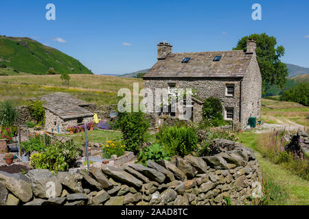 Ein Ferienhaus auf dem Lande über Dentdale in den Yorkshire Dales National Park, Cumbria, England. Stockfoto