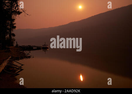 Mondaufgang über Rotbarsch See durch wildes Feuer rauch Enhanced, Rotbarsch, Lake, Idaho, USA Stockfoto