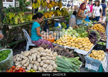 Eine Anzeige von frischem Obst und Gemüse zum Verkauf innerhalb eines Farmers Market, Cebu City, Philippinen Stockfoto