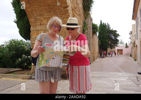 Finden Sie Ihren Weg in der Altstadt von Alcudia, Mallorca, Spanien Stockfoto