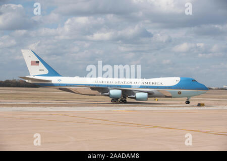 Air Force One mit Präsident Donald Trump an Bord landet auf Bergstrom International Airport in Austin, Texas, für eine kurze Führung durch einen Apple Montagewerk in North Austin. Stockfoto