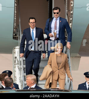 Us-Finanzminister Steve Mnuchin, (links), zusammen mit dem Presidential Berater Jared Kushner (rechts) und Ivanka Trump (vorne) - auch Präsident Donald Trump Schwiegersohn und Tochter -- kommen mit Pres. Trump am Internationalen Flughafen Austin Bergstrom eine Apple Montagewerk in North Austin zu bereisen. Stockfoto