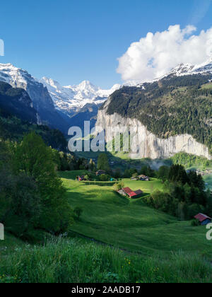 Panoramablick von Lauterbrunnen, der Staubbach Fall und das Lauterbrunnental Wand in den Schweizer Alpen, Schweiz. Stockfoto