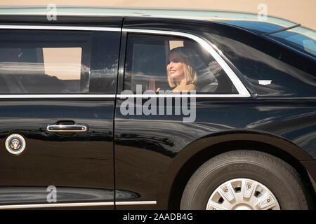 Ivanka Trump, Tochter von Pres. Donald Trump, schaut auf die Menge der geladenen Gäste, wie sie in Austin Bergstrom International Airport in Texas für eine kurze Tour von einem Apple Montagewerk in North Austin ankommt. Sie und ihr Gefolge, darunter der Präsident und ihr Ehemann, Jared Kushner, sitzen in einem spezialisierten Cadillac limousine Spitznamen "Das Tier". Stockfoto