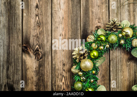 Advent weihnachten Kranz auf Holz- Hintergrund, Dekoration mit goldenen Verzierungen für das Hängen an der Tür Stockfoto