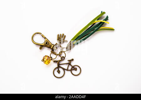 Schöne Schlüsselanhänger Schmuck mit antiken Gold, Kristall Glas und Leder Riemen auf weißem Hintergrund. Stockfoto