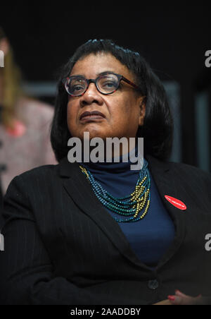 Diane Abbott hört sich die Labour Party leader Jeremy Corbyn Sprechen während der Einführung von Manifest seiner Partei in Birmingham. Stockfoto