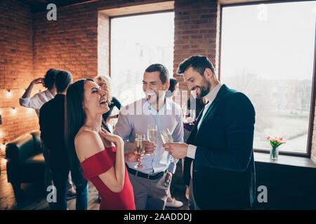 Foto fröhliche, positive Nettes hübsches Mädchen lachen mit anderen Männern Spaß an Ihrer Holding Gläser Alkohol förmlich tragen Stockfoto