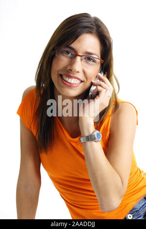 Junge Frau mit Brille telefoniert per Handy | Junge bebrillte Frau Aufruf über das Mobiltelefon Stockfoto