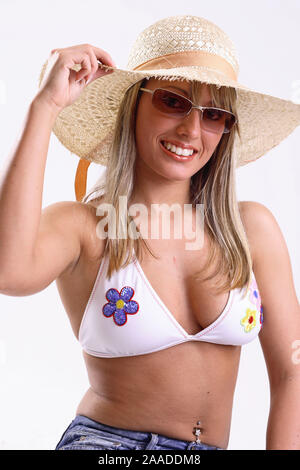 Junge Frau im Bikinioberteil mit Sonnenbrille und Strohhut | junge Frau im Bikini Oberteil, einem strawhat und Sonnenbrillen. Stockfoto