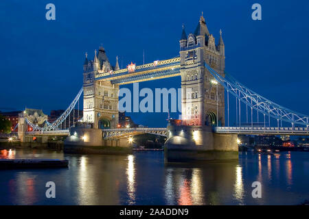 London, Tower Bridge bei Daemmerung | London - Tower Bridge in der Morgendämmerung Stockfoto