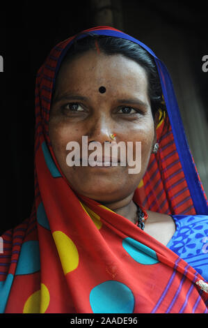 Pune; Maharashtra; Indien; Dez. 2015: Südost-Asien - Nahaufnahme der indischen Landfrau, die lacht, wenn sie sich die Kamera anschaut Stockfoto