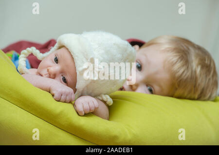 Geschwister-scholl-, Baby und Grofler Bruder - Schwestern Stockfoto